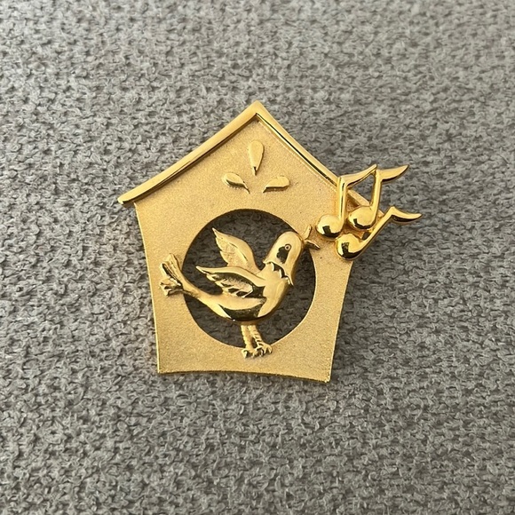 CASUAL Corner Gold Tone Song Bird Brooch Birdhouse - Picture 2 of 5